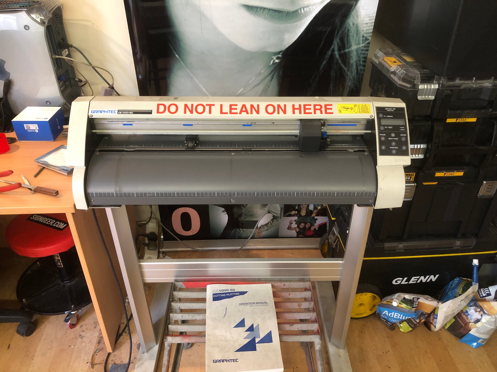 USED Graphtec CE1000-60 610mm Vinyl Cutter (including Macintosh G4)